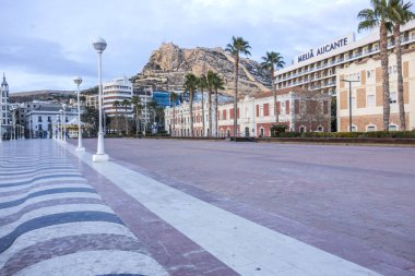  Bağlantı noktası, kare puerta del mar yakın ikonik şehir noktası. Alicante, İspanya.