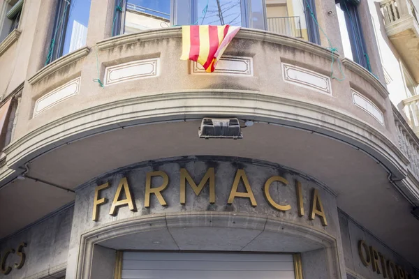 Antigua farmacia, edificio de fachada de carteles de farmacia en Madrid, España —  Fotos de Stock