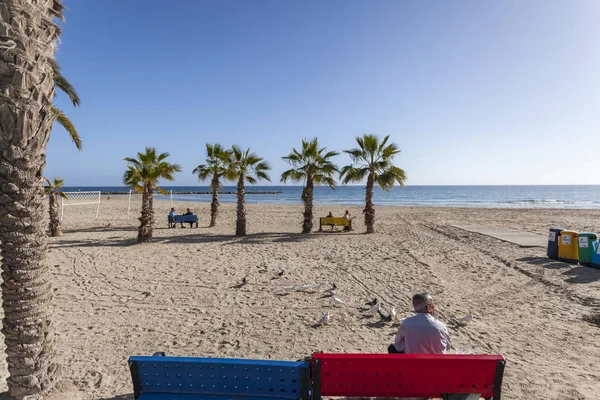 Pláž, playa postiguet, slunný zimní den. Alicante, Španělsko. — Stock fotografie