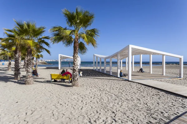 Plage méditerranéenne, playa postiguet, journée ensoleillée d'hiver. Alicante, Espagne . — Photo