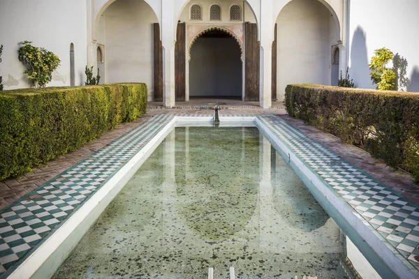 Historic monument, La Alcazaba, palatial fortification.Courtyard garden.Malaga, Spain . — стоковое фото