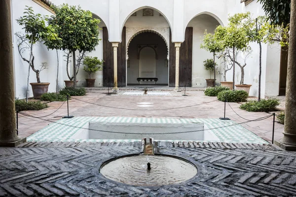 Monumento histórico, La Alcazaba, fortificación palaciega. Patio jardín. Málaga, España . — Foto de Stock