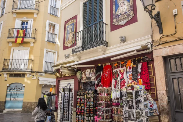 Centro histórico, calle vista tienda de souvenirs. Málaga, España . — Foto de Stock