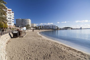  Akdeniz beach Balear şehir Santa Eularia des Riu, Ibiza, İspanya., 