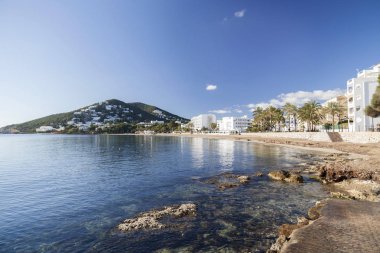  Akdeniz beach Balear şehir Santa Eularia des Riu, Ibiza, İspanya.
