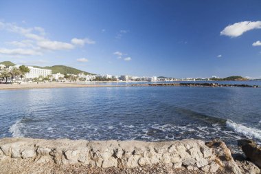  Akdeniz beach Balear şehir Santa Eularia des Riu, Ibiza, İspanya.