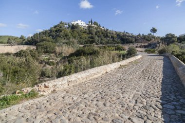  Eski köprü manzara puig de missa hill. Santa Eularia des Riu, Ibiza, İspanya.