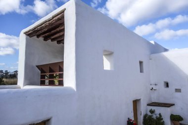  Eski ev ve yel değirmeni olabilir Planetes, günümüzde kültürel ve etnografik merkezi olduğunu. Santa Eularia des Riu, Ibiza, İspanya.
