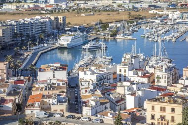 Genel şehir manzaralı uyanık üst kasabasından, Dalt Vila Ibiza, İspanya.
