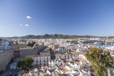  Genel şehir manzaralı uyanık üst kasabasından, Dalt Vila Ibiza, İspanya.