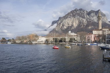  Como Gölü'nün ve şehir manzaralı, Lecco, İtalya.