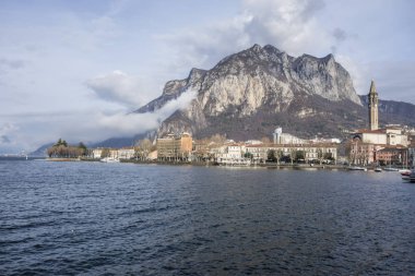  Como Gölü'nün ve şehir manzaralı, Lecco, İtalya.