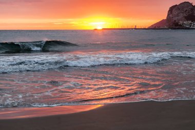 Akdeniz günbatımı bağlantı noktası Ginesta Beach, Sitges, Katalonya, İspanya.