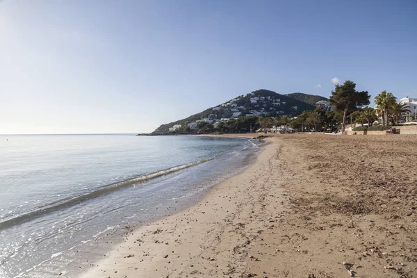 Playa mediterránea en la ciudad baleárica de Santa Eularia des Riu, Ibiza, España . — Foto de Stock