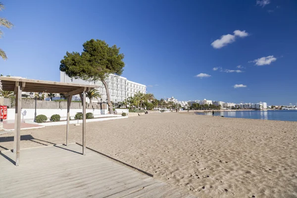 Παραλία της Μεσογείου στο Βαλεαρίδες πόλη της Santa Eularia des Riu, Ίμπιζα, Ισπανία. — Φωτογραφία Αρχείου
