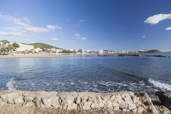 Playa mediterránea en la ciudad baleárica de Santa Eularia des Riu, Ibiza, España . — Foto de Stock