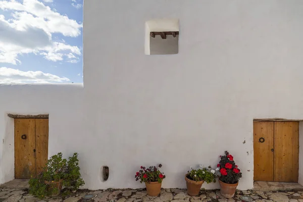 Casa antiga e moinho de vento Can Planetes, hoje em dia é centro cultural e etnográfico.Santa Eularia des Riu, Ibiza, Espanha . — Fotografia de Stock