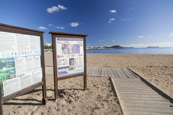 Spiaggia mediterranea nella città baleare di Santa Eularia des Riu, Ibiza, Spagna . — Foto Stock