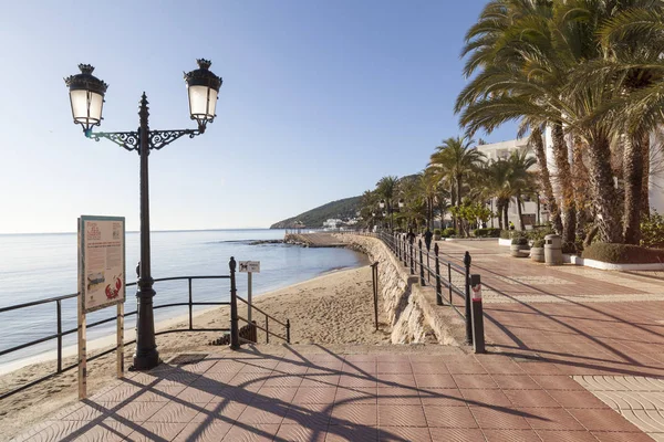 Ναυτιλιακό χώρο περιπάτου και την παραλία σε Βαλεαρίδες πόλη της Santa Eularia des Riu, Ίμπιζα, Ισπανία. — Φωτογραφία Αρχείου
