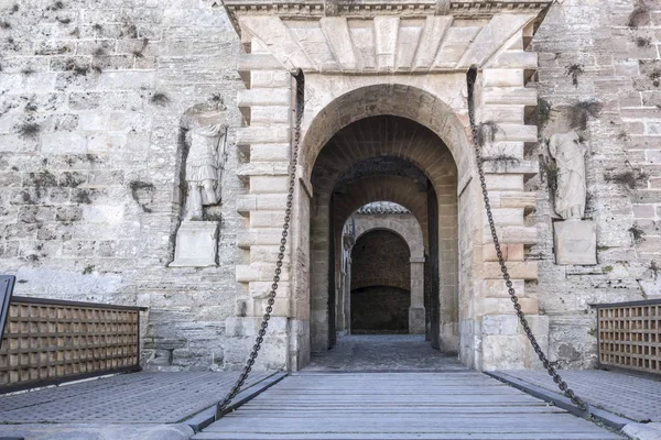 Zona histórica, Dalt Vila, ciudad fortificada, Patrimonio de la Humanidad por la UNESCO. Ibiza, España . — Foto de Stock