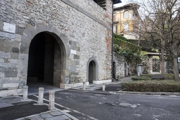 Centro histórico zona antiga citta alta, porta velha, Porta San Alessandro em Bergamo, Lombardia, Itália . — Fotografia de Stock
