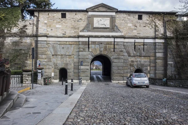 Історичний центр старовинний район район старого Альта, двері, Porta San Алессандро в Бергамо, Ломбардія, Італія. — стокове фото