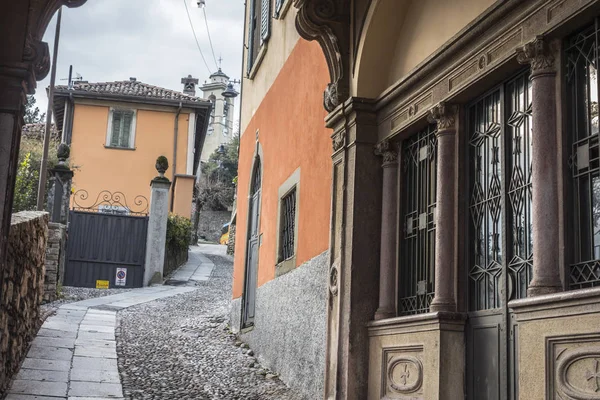 Antigua calle histórica citta alta, zona san Vigilio en Bérgamo, Lombardía, Italia . — Foto de Stock