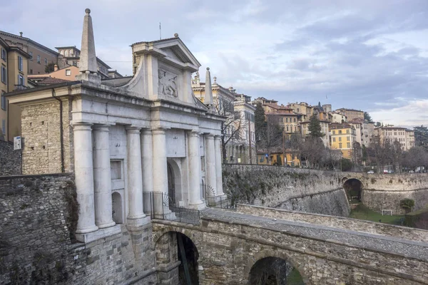 Antiga porta da cidade entrada Citta Alta, Porta San Gioacomo, Bergamo, Lombardia, Itália . — Fotografia de Stock