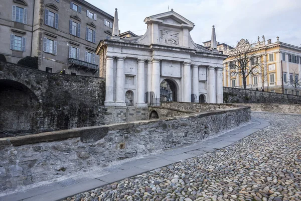 Antigua entrada de la ciudad Citta Alta, Porta San Gioacomo, Bérgamo, Lombardía, Italia . —  Fotos de Stock