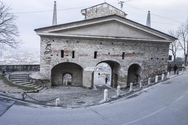 Antiga porta da cidade entrada Citta Alta, Porta San Gioacomo, Bergamo, Lombardia, Itália . — Fotografia de Stock