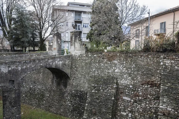 Centro histórico vista da cidade, antigas muralhas medievais em Lecco, Itália . — Fotografia de Stock