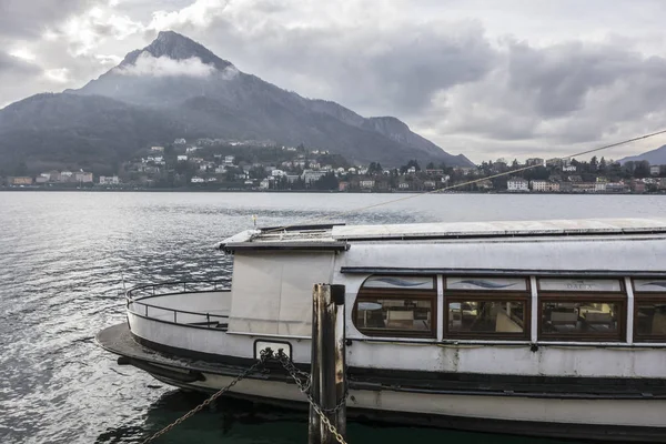 Lago di Como e barca turistica, città di Lecco . — Foto Stock