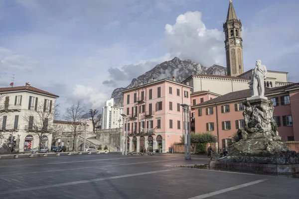 Historické městské centrum, náměstí, piazza Mario Cermentani v Lecco, Itálie. — Stock fotografie