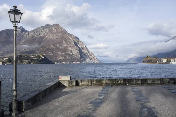 Lago de Como vista desde la ciudad de Lecco, Italia . — Foto de Stock