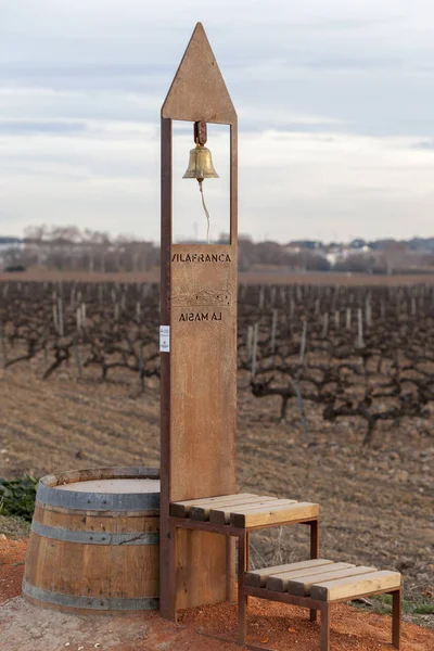 Paisaje en la región vinícola de Penedes, viñedos y campana en el campo, Vilafranca del Penedes, Cataluña, España . — Foto de Stock