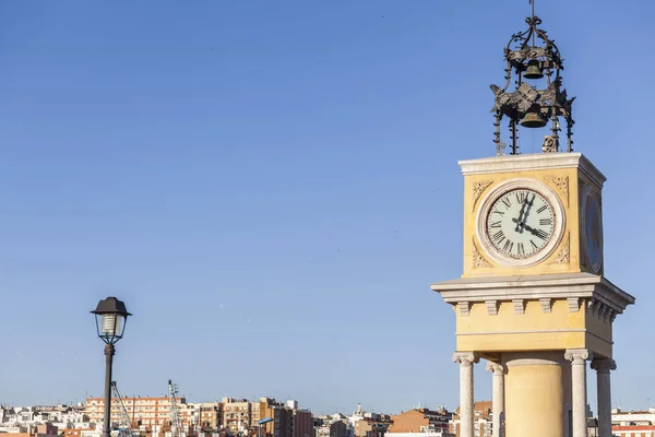 Velké umělecké hodiny exteriér v přístavu Tarragona, Španělsko. — Stock fotografie