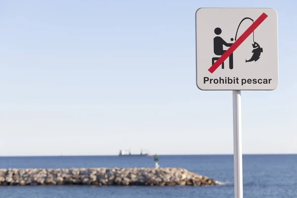 Vista mediterránea y signo de pescado prohibido en lengua catalana, puerto de Tarragona, España . — Foto de Stock