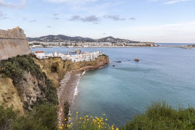 Akdeniz görünümünden uyanık Dalt Vila Ibiza, İspanya.