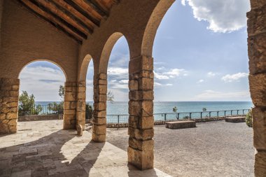 Antik hermitage ve Roda de Bera, Costa Dorada, Katalonya, İspanya Akdeniz görünüm uyanık.
