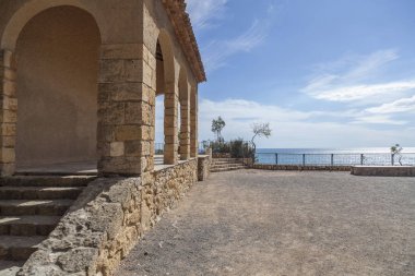 Antik hermitage ve Roda de Bera, Costa Dorada, Katalonya, İspanya Akdeniz görünüm uyanık.