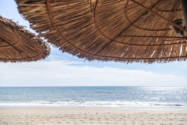 Mar Mediterráneo, día soleado de primavera, playa y sombrilla terraza bar, Costa Dorada, Cataluña, España . — Foto de Stock