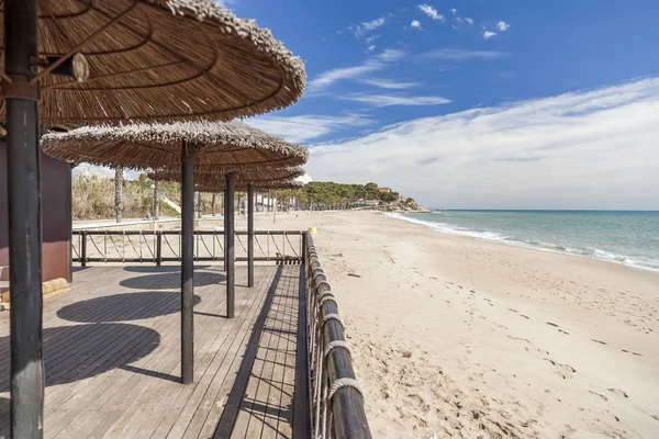 Mer Méditerranée, Printemps journée ensoleillée, plage et parasol terrasse bar, Costa Dorada, Catalogne, Espagne . — Photo