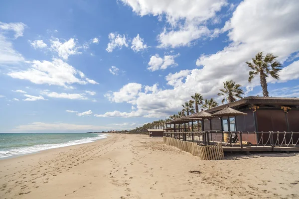 Pláž, bar s terasou, chiringuito Creixell, Costa Dorada, Katalánsko, Španělsko. — Stock fotografie
