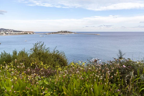 Vistas al mar Mediterráneo desde el mirador Dalt Vila en Ibiza, España . —  Fotos de Stock