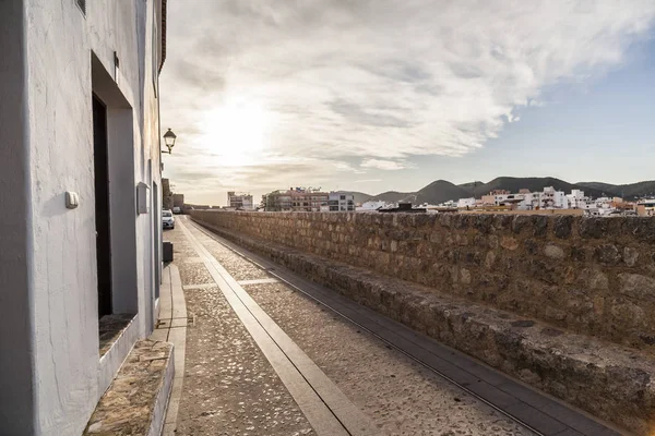 Zobrazení Street view v západu slunce, historické centru Ibiza, Španělsko. — Stock fotografie