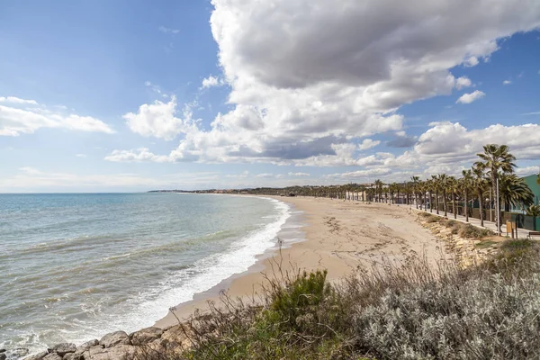 Playa mediterránea en Creixell, Costa Dorada, Cataluña, España . — Foto de Stock