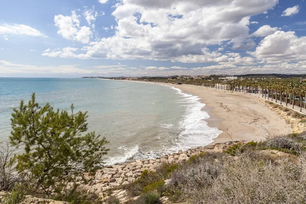 Playa mediterránea en Creixell, Costa Dorada, Cataluña, España . — Foto de Stock