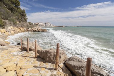 Akdeniz kıyılarında deniz, Roda de Bera, Costa Dorada, Katalonya, İspanya.