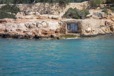 Tersane kulübeleri, kültürel ilgi yakın deniz, şehir Sant Antoni, Ibiza Adası, İspanya.