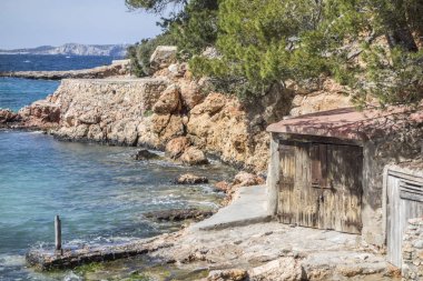 Tersane kulübeleri, kültürel ilgi yakın deniz, şehir Sant Antoni, Ibiza Adası, İspanya.